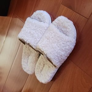 Vince fuzzy slippers, off-white/ creme colored